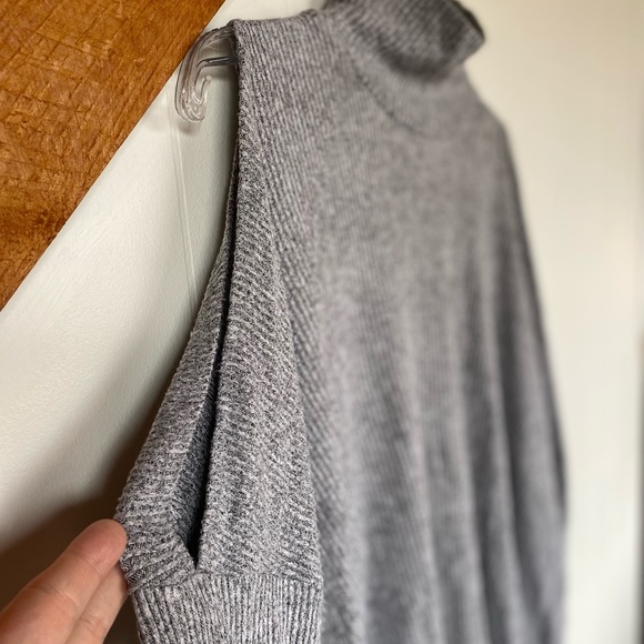 Pink Rose - Speckled Gray Cold Shoulder Turtleneck Sweater - L - Picture 3 of 5